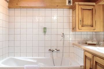 Deep soaking bathtub