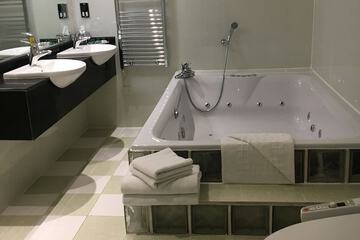 Deep soaking bathtub