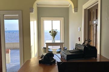 Check-in/check-out kiosk