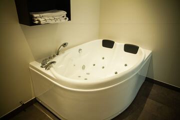 Jetted tub