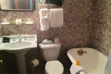 Deep soaking bathtub