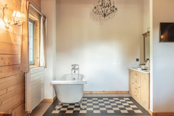 Deep soaking bathtub