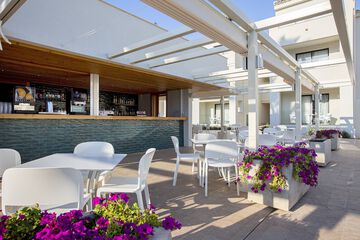 Poolside bar