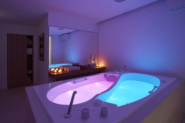 Indoor spa tub