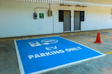 Electric vehicle charging station