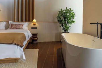 Deep soaking bathtub