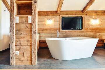 Deep soaking bathtub