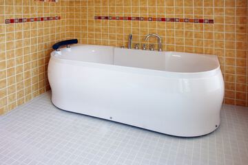 Deep soaking bathtub