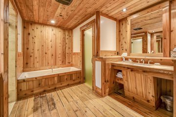 Deep soaking bathtub