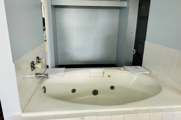 Jetted tub