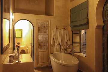 Deep soaking bathtub