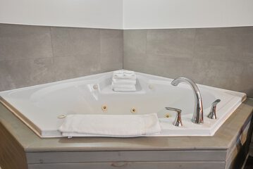 Jetted tub