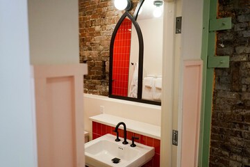 Bathroom sink