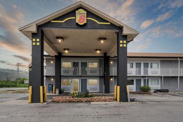 Super 8 by Wyndham Millbury / Toledo