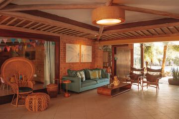 Lobby lounge