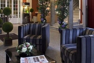 Lobby lounge