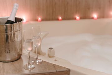 Deep soaking bathtub