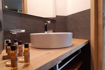 Bathroom sink