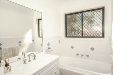 Deep Soaking Bathtub