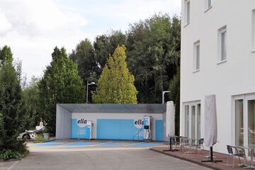 Electric vehicle charging station