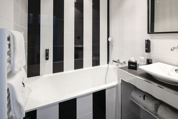 Deep soaking bathtub