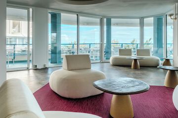 Lobby lounge