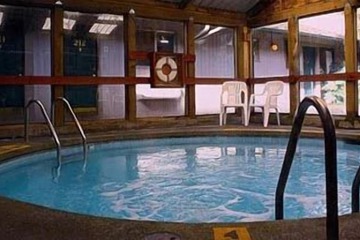 Indoor/outdoor pool