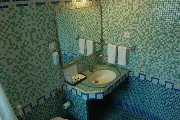 Bathroom sink