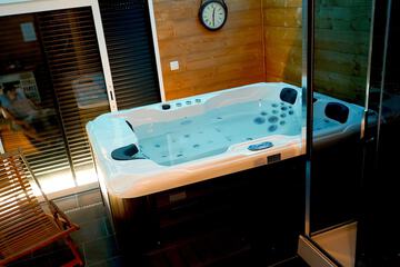 Indoor spa tub