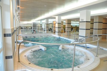 Indoor spa tub