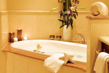 Deep soaking bathtub