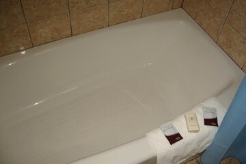 Deep soaking bathtub