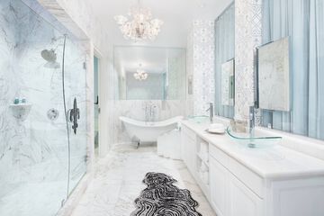 Deep soaking bathtub