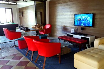 Lobby lounge