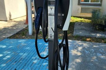 Electric vehicle charging station