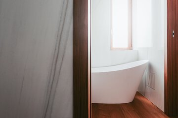 Deep soaking bathtub