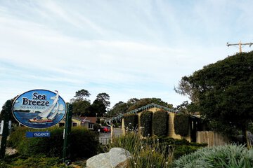 Sea Breeze Inn & Cottages