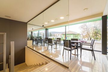 Lobby lounge