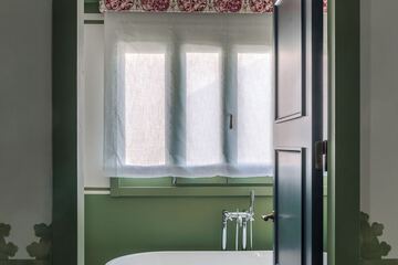 Deep soaking bathtub