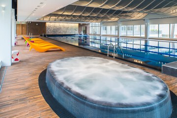 Indoor spa tub