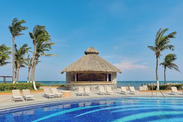 Swim-up bar