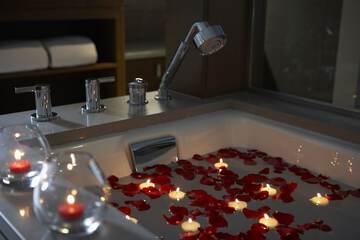 Deep soaking bathtub