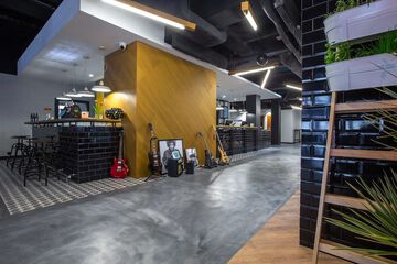 Lobby lounge