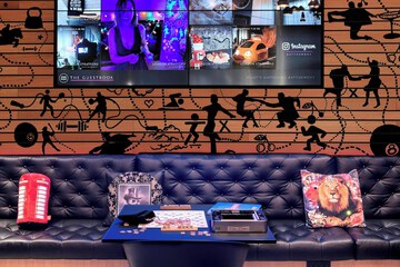 Lobby lounge