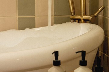 Deep soaking bathtub