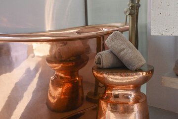 Deep soaking bathtub