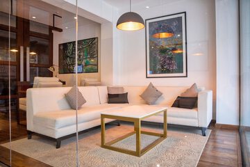 Lobby lounge