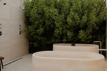 Outdoor spa tub