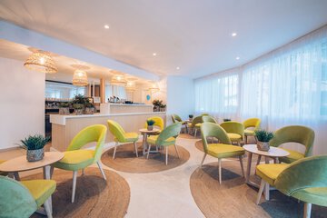 Lobby lounge