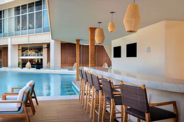 Swim-up bar